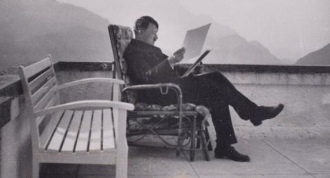 them-kich-ban-hitler-dang-nghi-duong-o-a